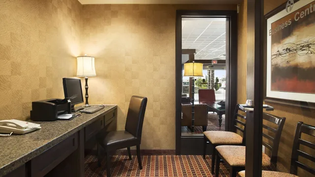 Ramada by Wyndham Surrey/Langley photo 8