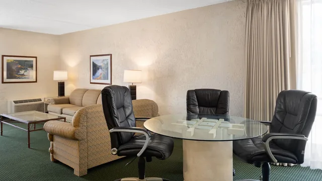 Ramada by Wyndham Tucson photo 4