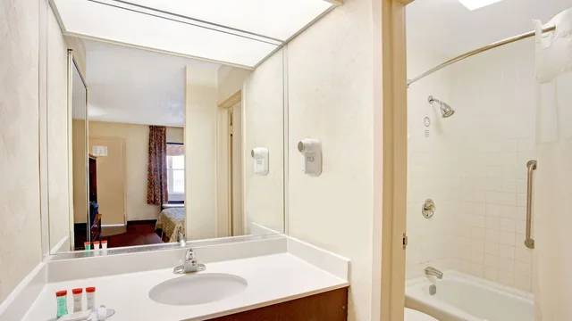 Ramada by Wyndham West Memphis photo 10