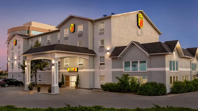Super 8 by Wyndham Ajax/Toronto On photo 2