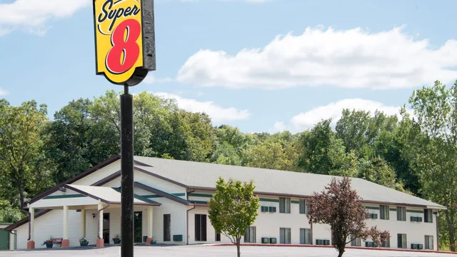Super 8 by Wyndham Algona photo 2