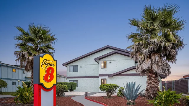 Super 8 by Wyndham Arcata photo 1