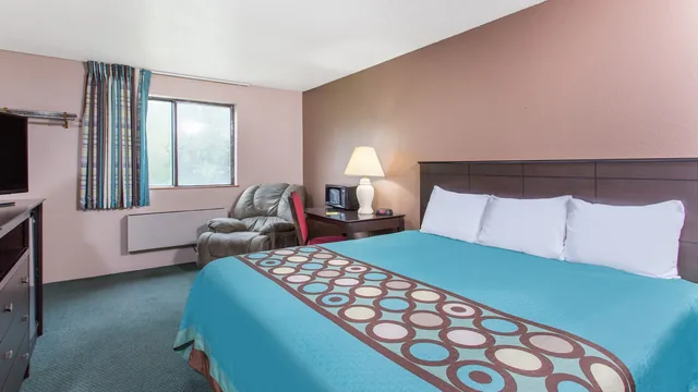 Super 8 by Wyndham Austin MN photo 11