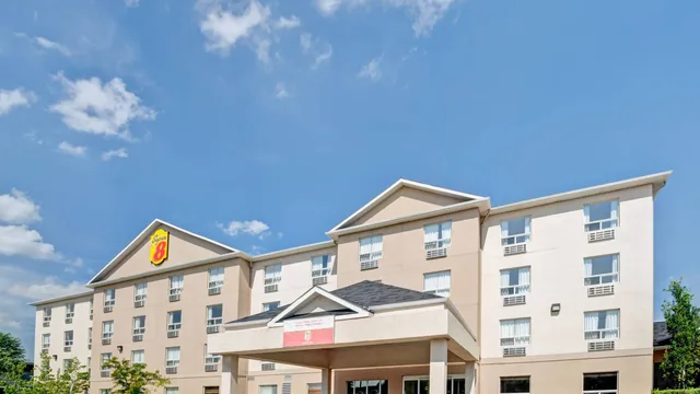 Super 8 by Wyndham Barrie South photo 1