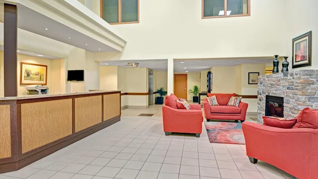 Super 8 by Wyndham Barrie South photo 2