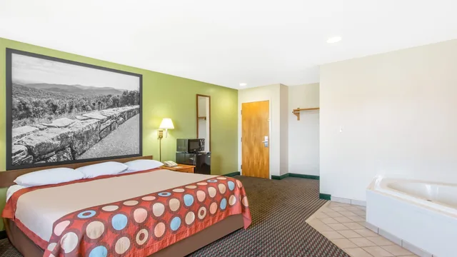 Super 8 by Wyndham Bedford photo 7