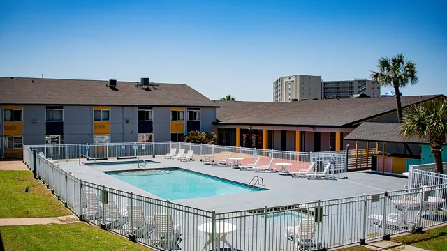 Super 8 by Wyndham Biloxi photo 9