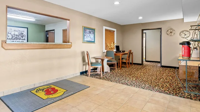 Super 8 by Wyndham Blue Earth photo 4