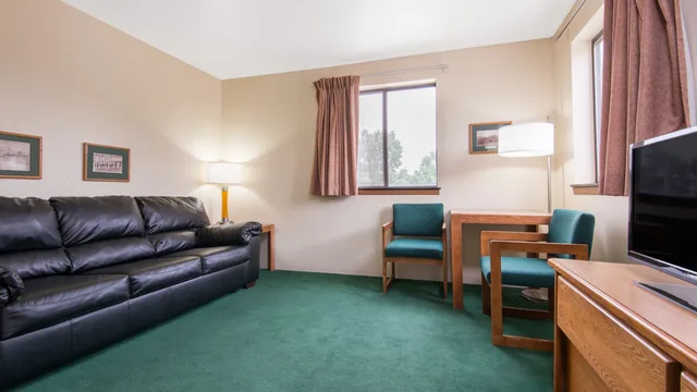 Super 8 by Wyndham Buffalo photo 8