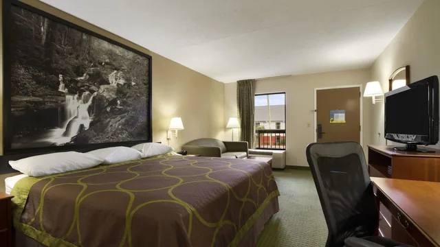 Super 8 by Wyndham Calhoun photo 11
