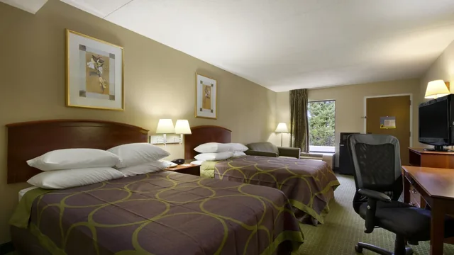 Super 8 by Wyndham Calhoun photo 12