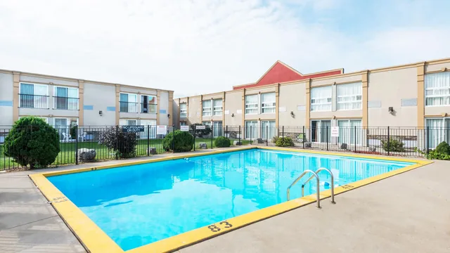 Super 8 by Wyndham Cambridge/Kitchener/Waterloo Area photo 3