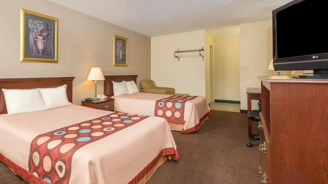Super 8 by Wyndham Centerville-Richmond photo 10