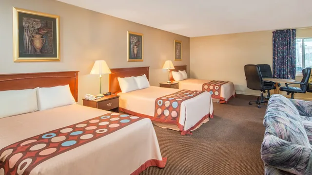 Super 8 by Wyndham Centerville-Richmond photo 11
