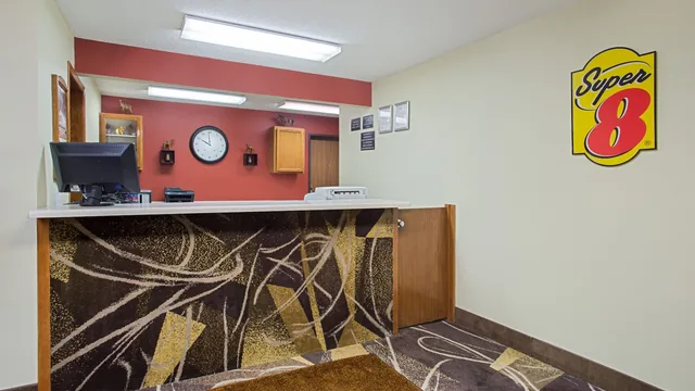 Super 8 by Wyndham Charles City photo 7