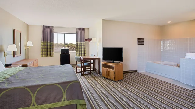Super 8 by Wyndham Charles City photo 9