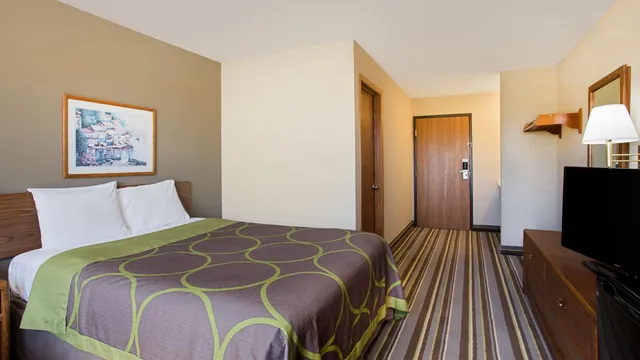 Super 8 by Wyndham Charles City photo 11