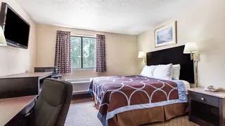 Super 8 by Wyndham Cleveland TX