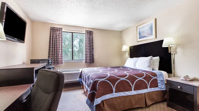 Super 8 by Wyndham Cleveland TX photo 1