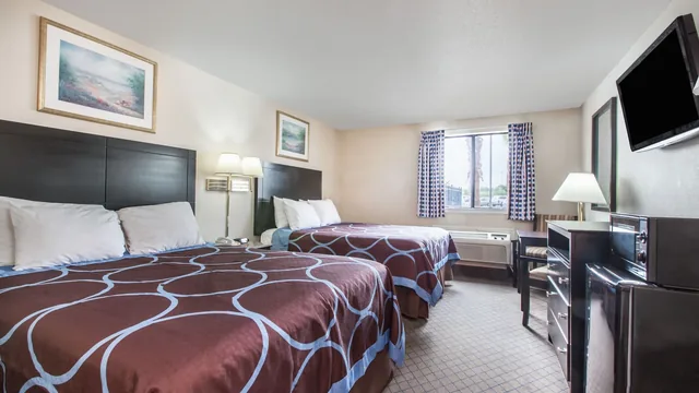 Super 8 by Wyndham Cleveland TX photo 2