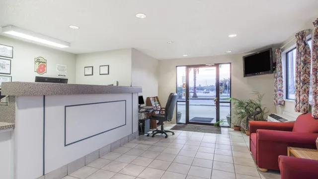 Super 8 by Wyndham Cleveland TX photo 3