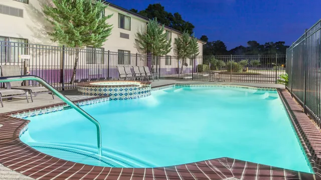 Super 8 by Wyndham Cleveland TX photo 4