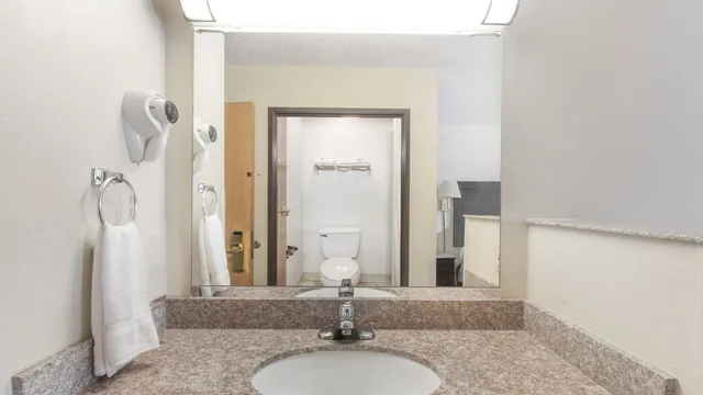 Super 8 by Wyndham Cleveland TX photo 6