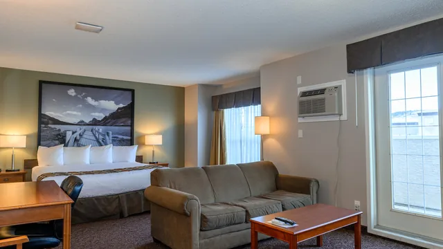 Super 8 by Wyndham Cochrane photo 2