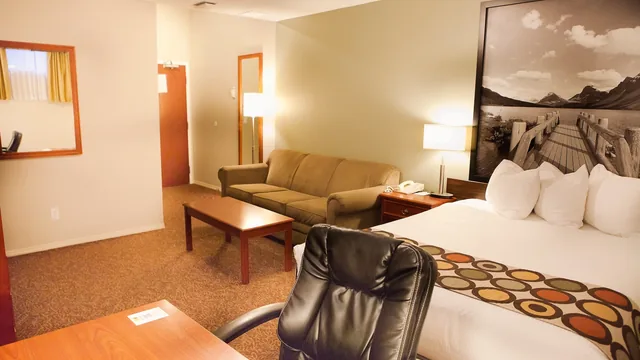 Super 8 by Wyndham Cochrane photo 9