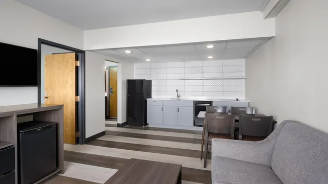 Super 8 by Wyndham Columbus photo 12