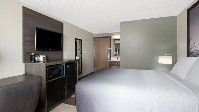 Super 8 by Wyndham Conrad photo 10
