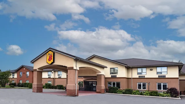 Super 8 by Wyndham Cornwall ON photo 7