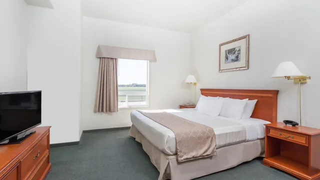 Super 8 by Wyndham Dauphin photo 12
