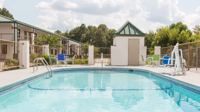 Super 8 by Wyndham Dothan photo 10