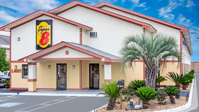 Super 8 by Wyndham Douglas photo 12