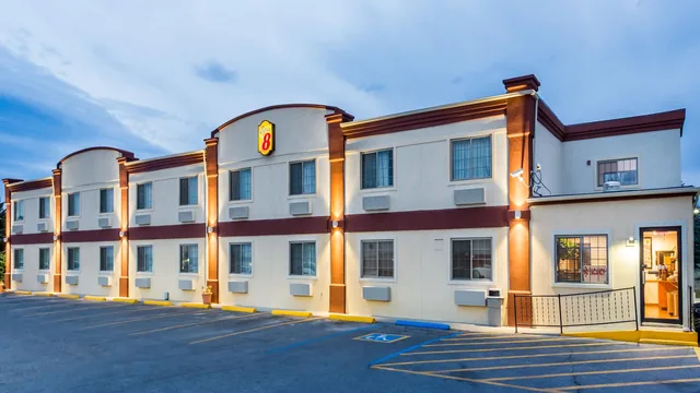 Super 8 by Wyndham Douglas photo 8