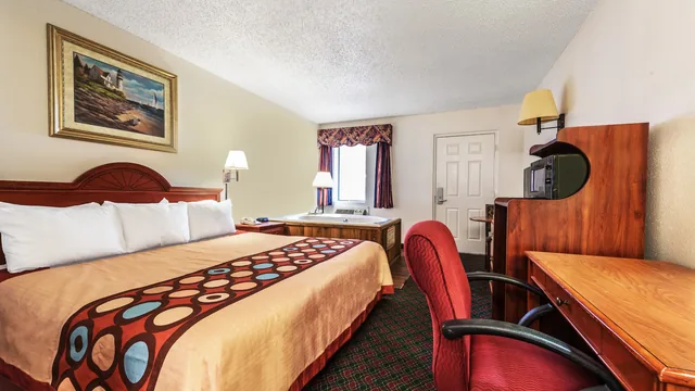 Super 8 by Wyndham Eastland photo 9