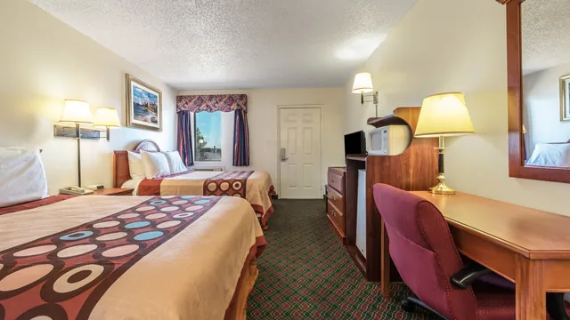 Super 8 by Wyndham Eastland photo 10