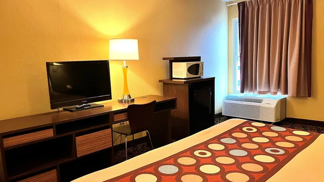 Super 8 by Wyndham Evansville North photo 12