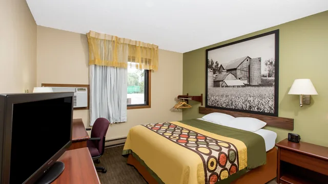 Super 8 by Wyndham Fairmont photo 1