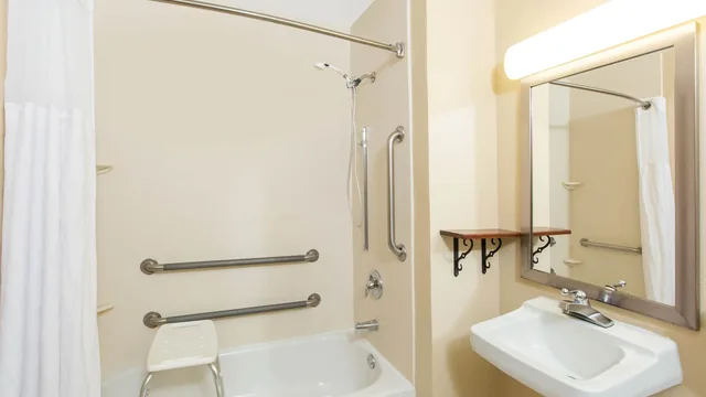 Super 8 by Wyndham Fairmont photo 2