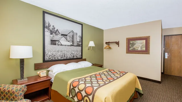 Super 8 by Wyndham Fairmont photo 4