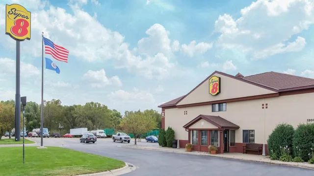 Super 8 by Wyndham Fairmont photo 5