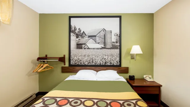 Super 8 by Wyndham Fairmont photo 8