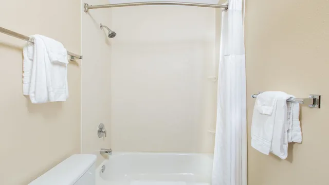 Super 8 by Wyndham Fairmont photo 9