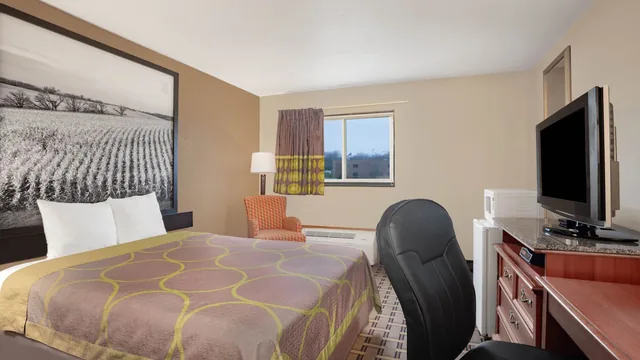 Super 8 by Wyndham Fort Madison photo 7