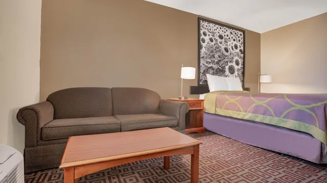 Super 8 by Wyndham Fort Madison photo 9