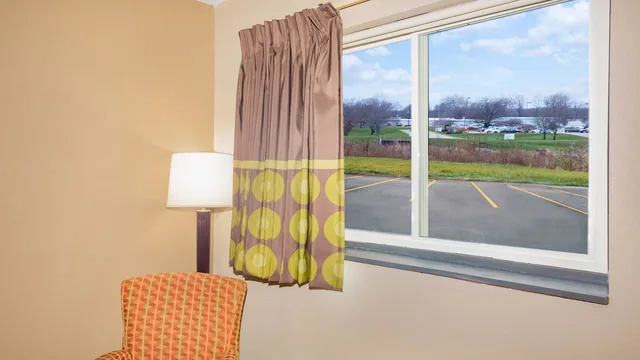 Super 8 by Wyndham Fort Madison photo 11