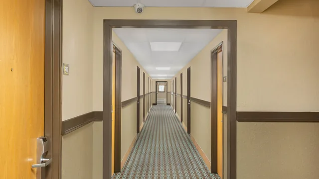 Super 8 by Wyndham Fort Madison photo 12