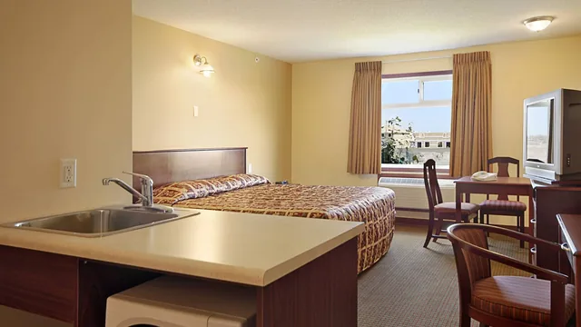 Super 8 by Wyndham Fort Saskatchewan photo 5